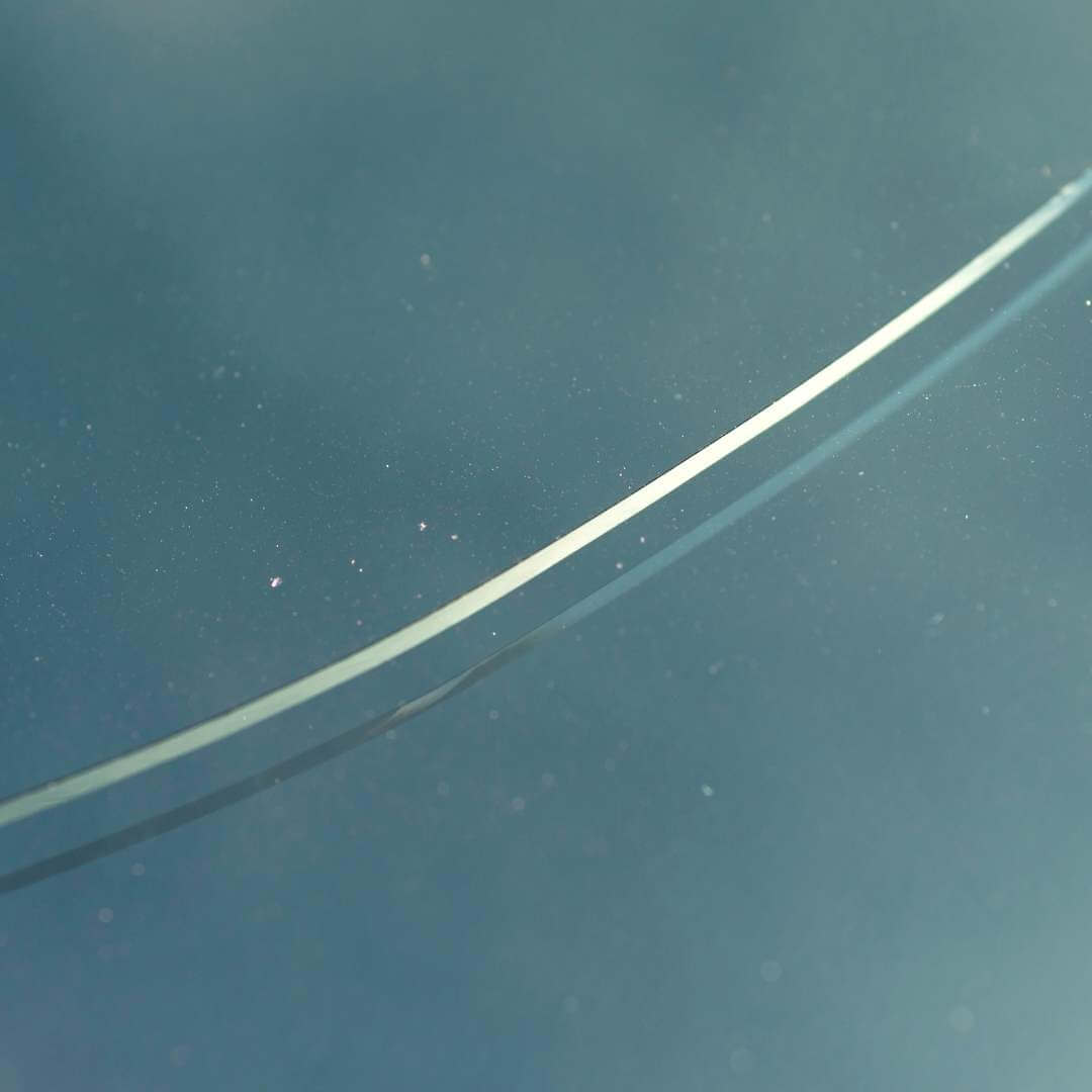 hairline_crack_on_windshield.jpeg