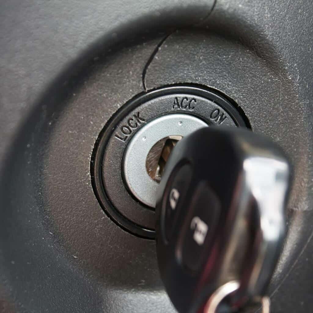 car_key_stucked_in_lock.jpeg